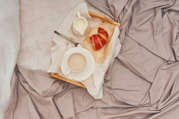 Petit déjeuner au lit, café à la crème, croissants en confiture