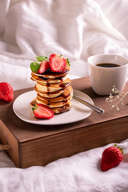 Petit-déjeuner au lit avec café et fraise