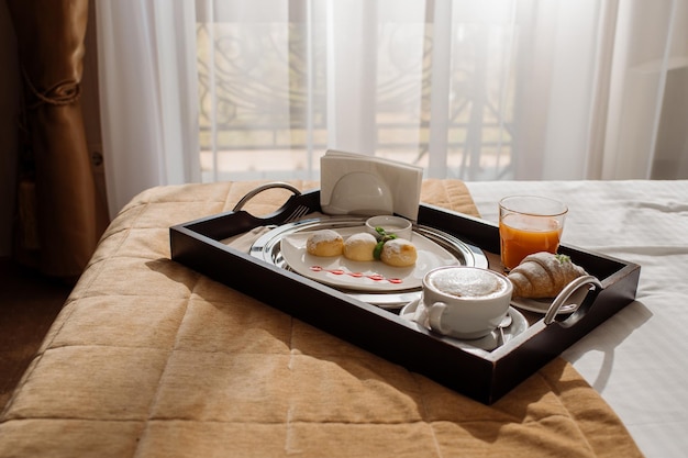 Petit-déjeuner Au Lit Avec Cheesecake Et Jus à L'hôtel