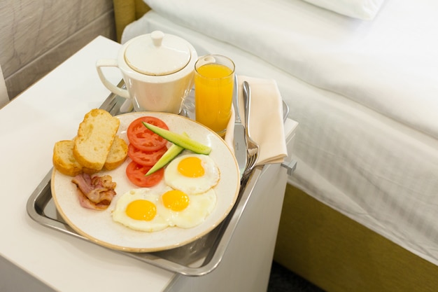 Petit déjeuner au lit dans la chambre d'hôtel