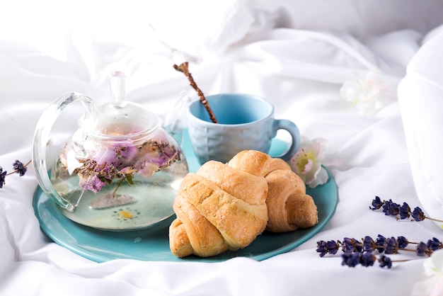 Petit déjeuner au lit avec du thé