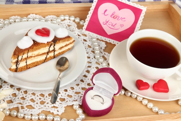 Petit-déjeuner au lit le gros plan de la Saint-Valentin