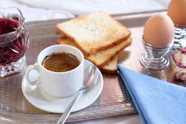 Petit déjeuner au lit à l'hôtel sur un plateau