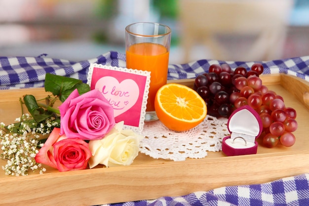 Petit-déjeuner au lit le jour de la Saint-Valentin sur fond de chambre