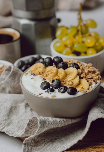 Petit-déjeuner au lit avec des myrtilles et des céréales