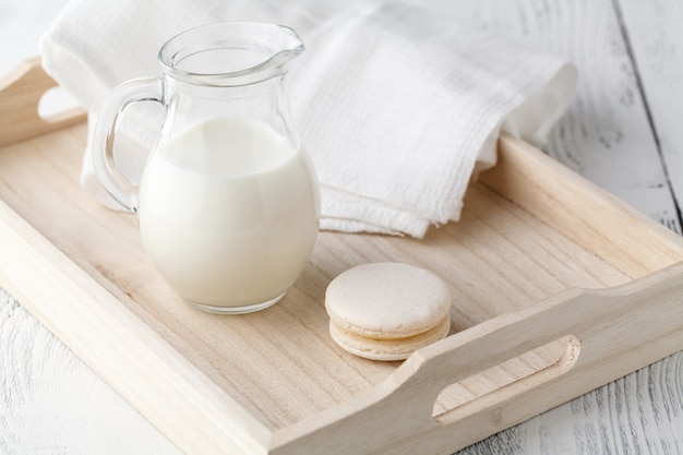 Petit déjeuner au lit avec plateau avec du lait