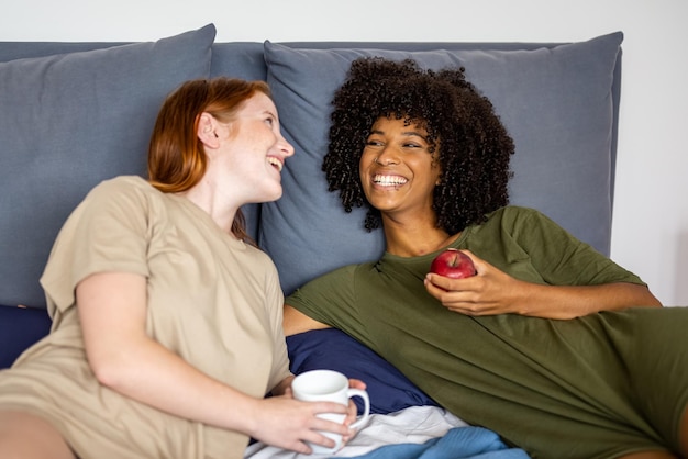 Petit déjeuner au lit pour un jeune couple lesbien de jeunes femmes diversité et concept de personnes lgbt