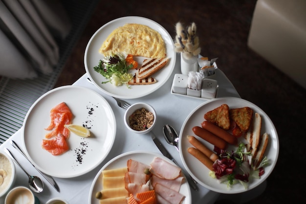 Petit-déjeuner au lit service de chambre