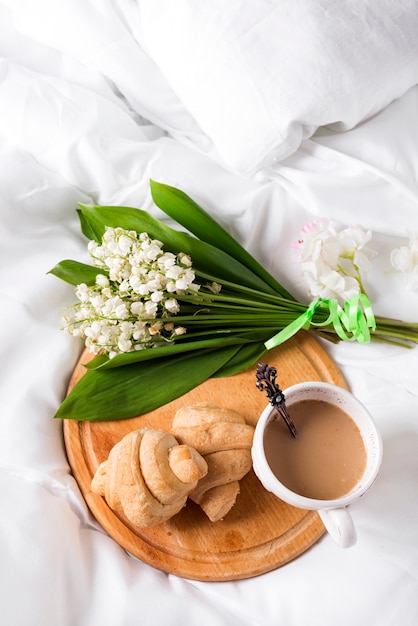 Petit déjeuner au lit