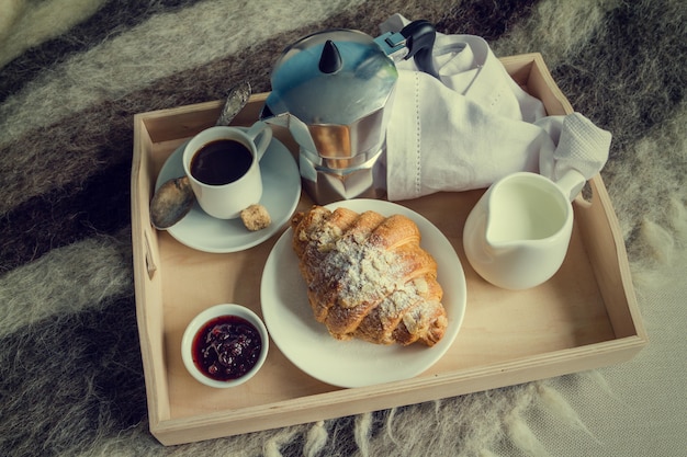 Petit déjeuner au lit