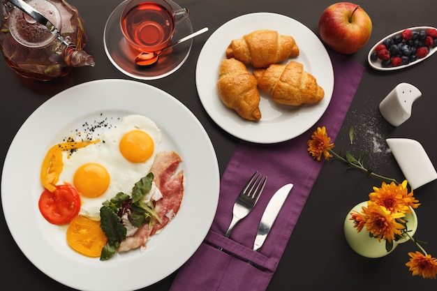 Petit-déjeuner au restaurant avec bacon et œufs au plat