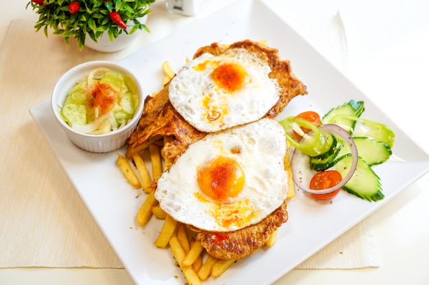 Petit déjeuner au restaurant