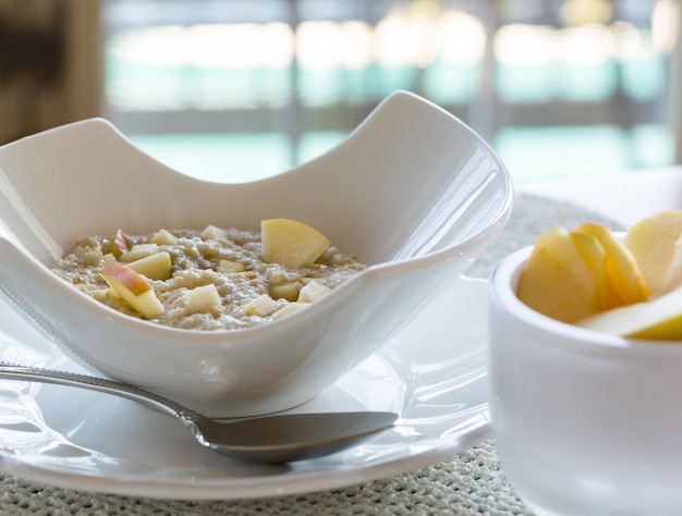 Petit-déjeuner à l'avoine dans un bol blanc moderne