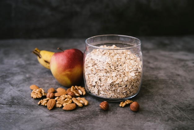 Petit-déjeuner d'avoine et de fruits