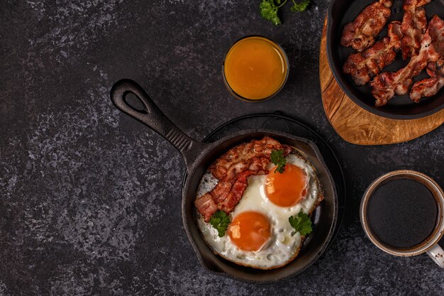 Petit-déjeuner avec bacon et œuf au plat