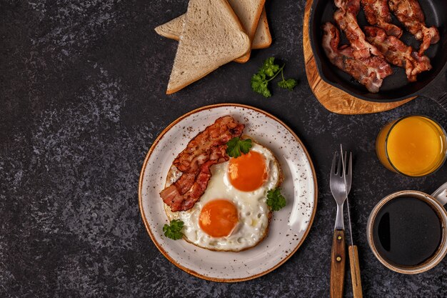 Petit-déjeuner avec bacon et œuf au plat