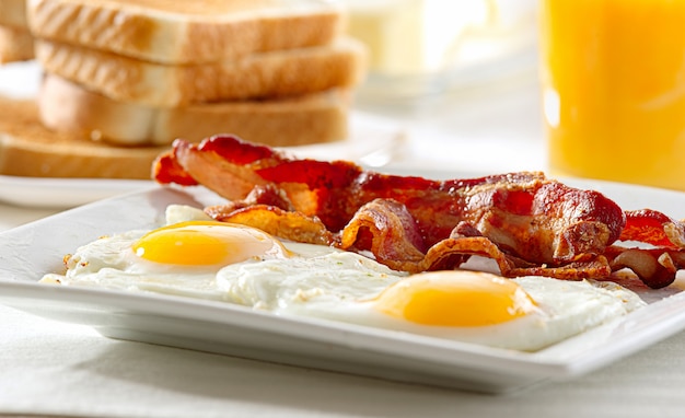 Petit-déjeuner bacon, œufs et pain grillé