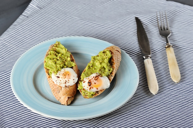 Petit Déjeuner De Baguette, Oeufs Et Avocat