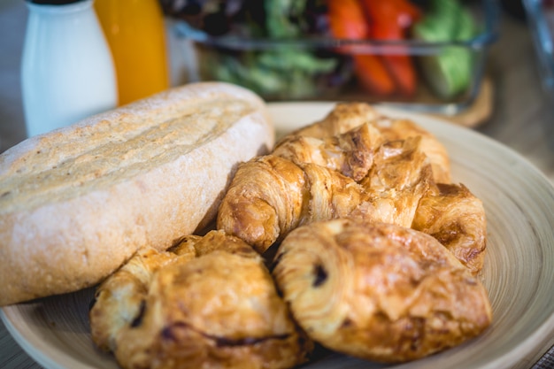 Photo petit déjeuner avec baguette sur la table à manger le matin