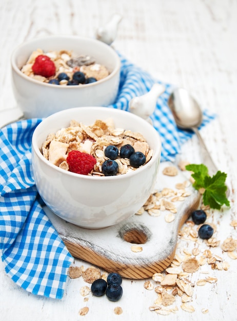 Petit déjeuner avec des baies fraîches