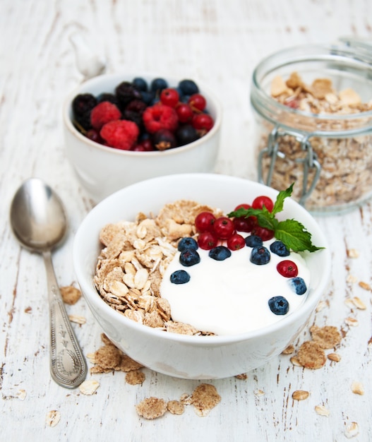 Petit déjeuner avec des baies fraîches