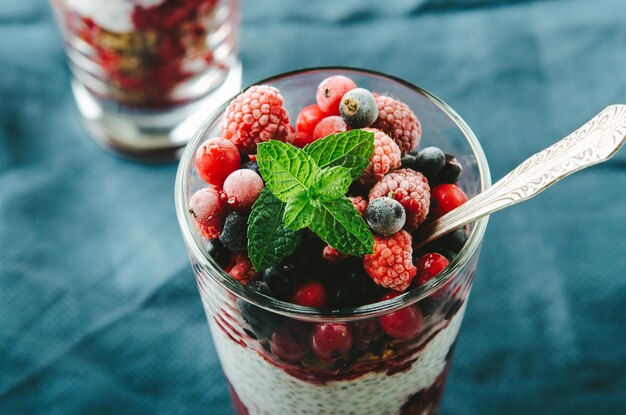 petit-déjeuner à base de chia et yaourt aux fruits