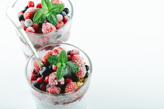 petit-déjeuner à base de chia et yaourt aux fruits