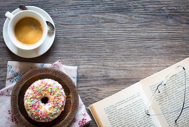 Petit déjeuner avec beignets colorés et café