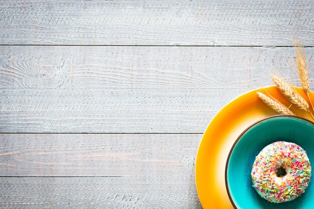 Petit déjeuner avec beignets colorés