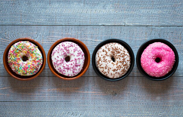 Petit déjeuner avec beignets colorés