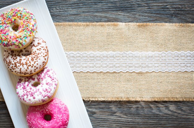 Petit déjeuner avec beignets colorés