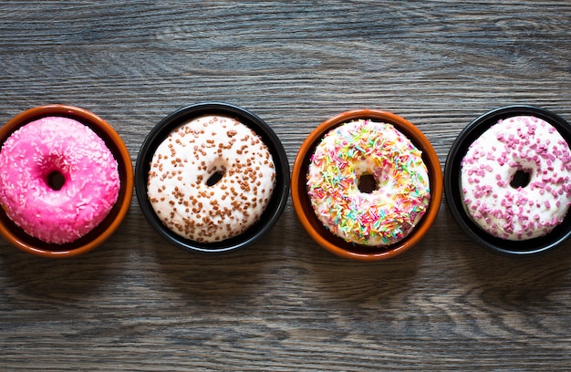 Petit déjeuner avec beignets colorés