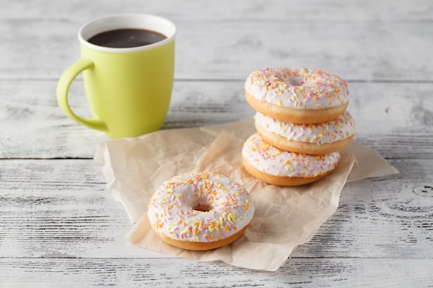 Petit déjeuner avec beignets et tasse de café