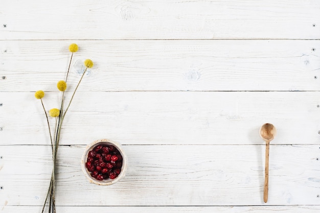 Petit-déjeuner bio aux fruits sur table en bois