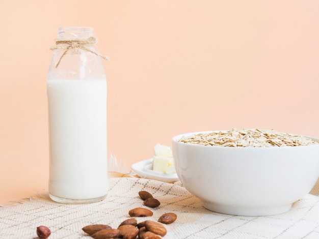 Petit-déjeuner avec bol d&#39;avoine et lait