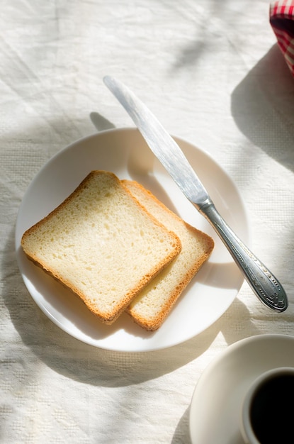 Petit-déjeuner avec des bonbons au café et des toasts