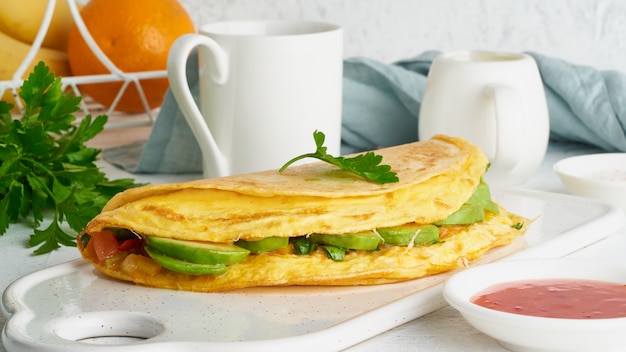Petit-déjeuner Branché Avec Quesadilla Et œufs, Nourriture Tendance Avec Omelette, Fromage