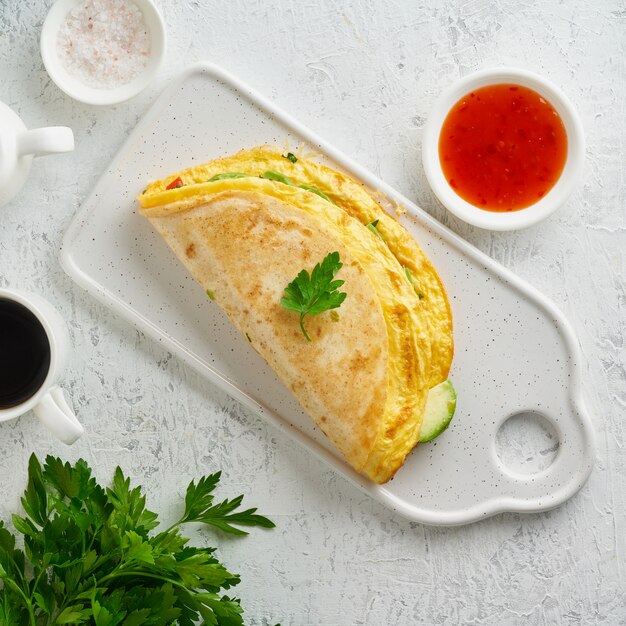 Petit-déjeuner branché avec quesadilla et œufs, nourriture tendance avec omelette, fromage