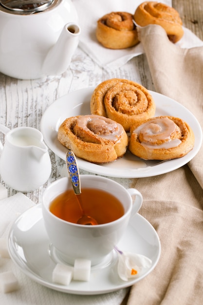 Petit déjeuner avec brioches à la cannelle