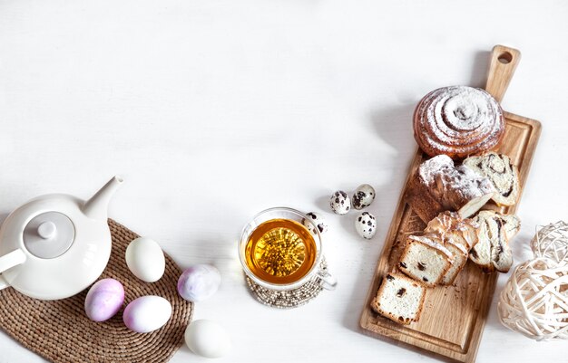 Petit Déjeuner Ou Brunch Avec De Délicieuses Pâtisseries Et Biscuits De Pâques. Repas De Pâques à La Table De Fête.