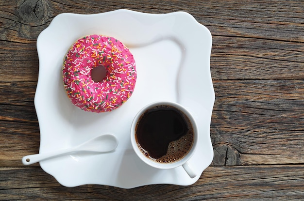 Petit-déjeuner de café et beignet rose