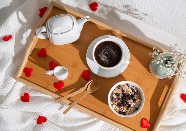 petit-déjeuner avec café et bouillie sur un plateau en bois au lit