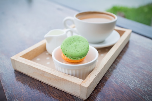 Petit-déjeuner café chaud avec macaron frais dans un café maison de boulangerie en plein air