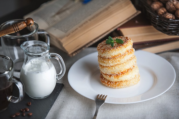 Petit déjeuner. café à la crème et gâteaux au fromage au sésame