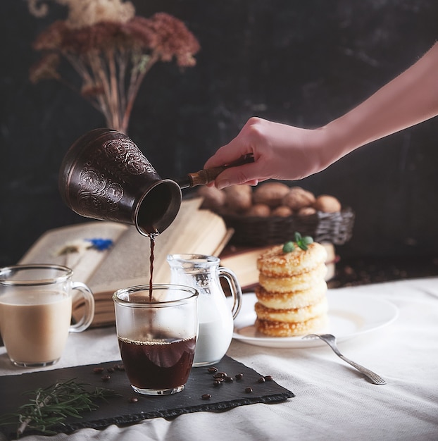 Petit déjeuner. café à la crème et gâteaux au fromage au sésame