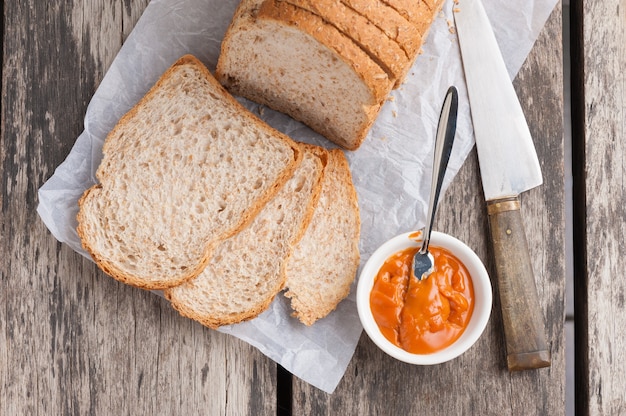 Photo petit déjeuner avec café et croissant