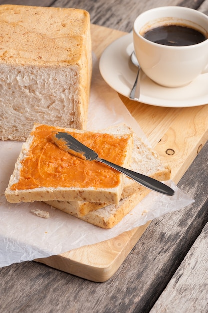 petit déjeuner avec café et croissant