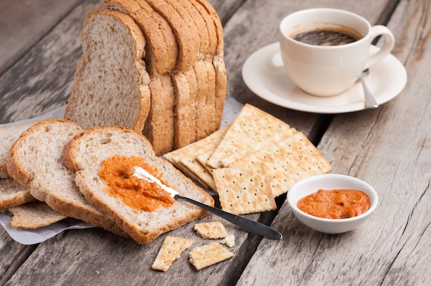 Photo petit déjeuner avec café et croissant