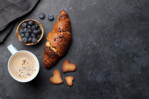 Petit-déjeuner avec café et croissant