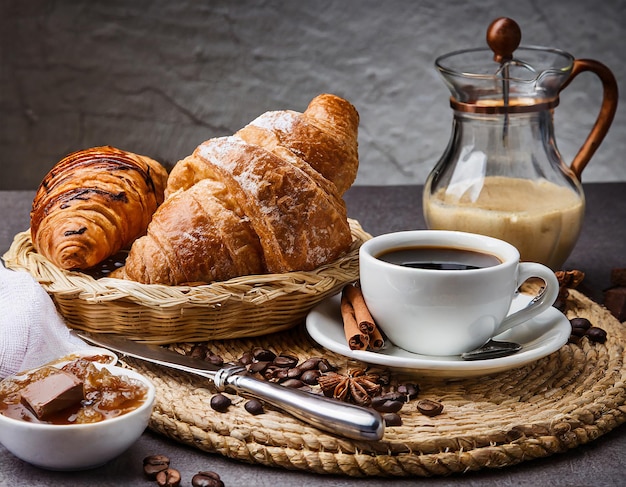 Petit déjeuner avec café et croissants sur un fond rustique sombre